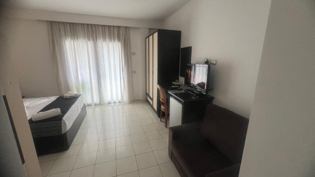 TV a/nebo společenská místnost v ubytování Sunrise Hotel Cameria