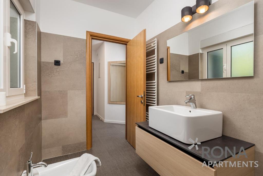 Kúpeľňa v ubytovaní Apartments Rona Erea Icici