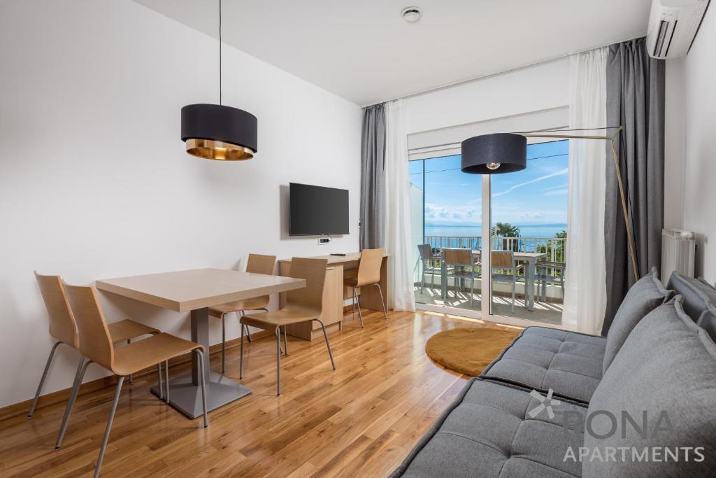 Televízia a/alebo spoločenská miestnosť v ubytovaní Apartments Rona Erea Icici