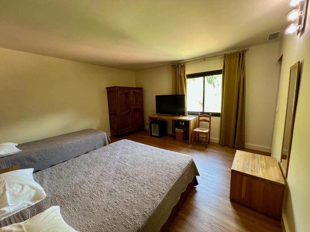 Postel nebo postele na pokoji v ubytování Logis Hotel Le Lonca