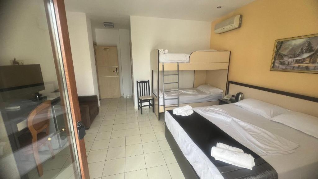 Postel nebo postele na pokoji v ubytování Sunrise Hotel Cameria