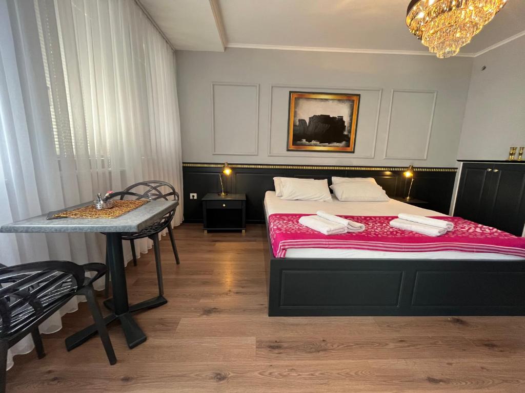 Postel nebo postele na pokoji v ubytování Comfort Deluxe Kosmos Apartments