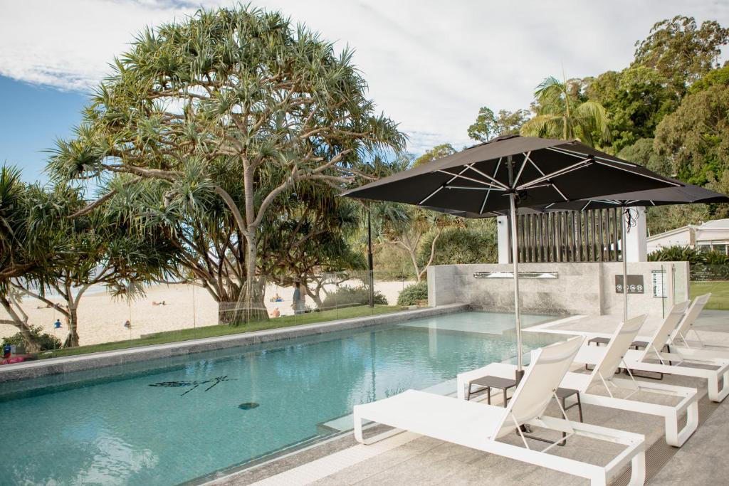 Bazén v ubytování Netanya Noosa Beachfront Resort nebo v jeho okolí