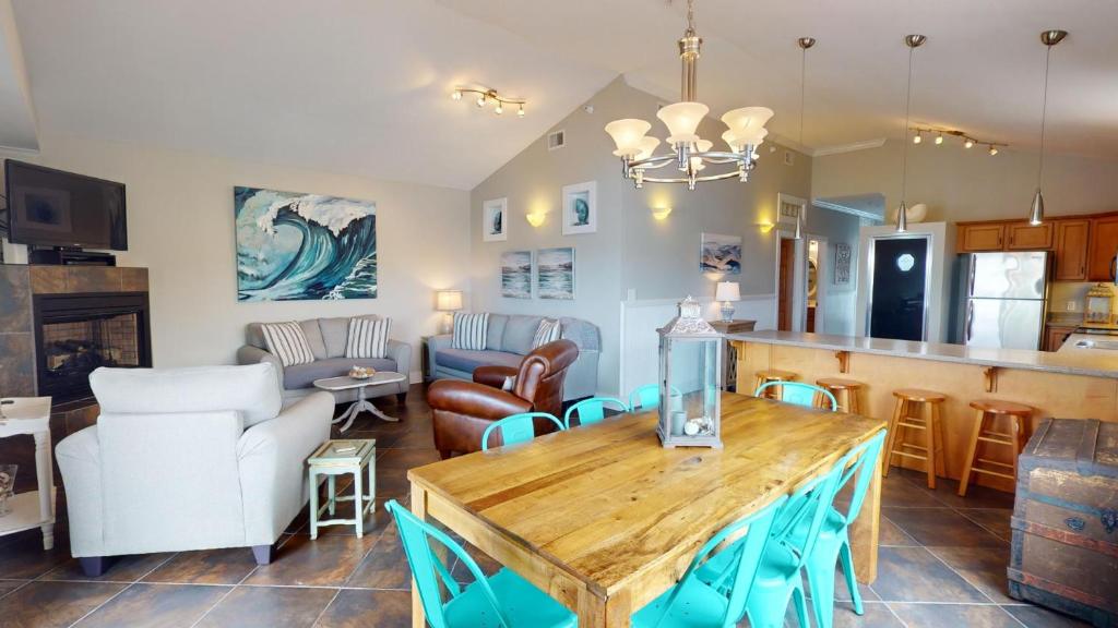 Una cocina o kitchenette en Oceanview A by Tybee Vacation Rentals