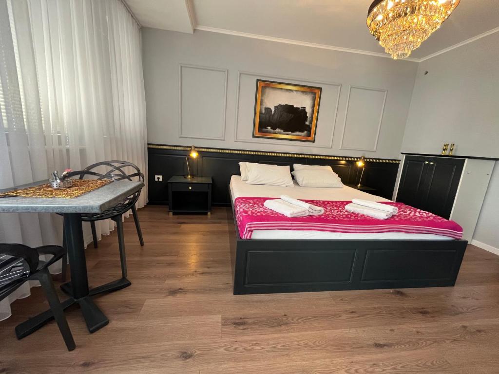 Postel nebo postele na pokoji v ubytování Comfort Deluxe Kosmos Apartments