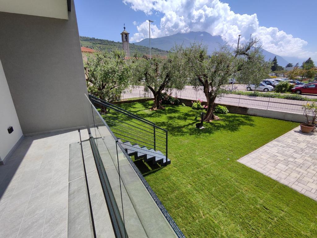 Vista generica sulle montagne o vista sulle montagne dall'interno dell'appartamento
