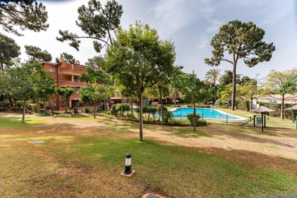 Bazén v ubytování Pino Golf Garden Apartment Elviria nebo v jeho okolí