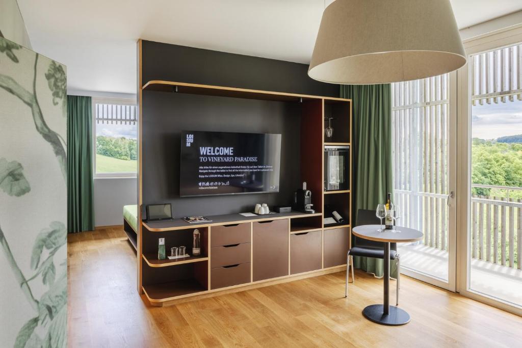 Televízia a/alebo spoločenská miestnosť v ubytovaní LOISIUM Wine & Spa Hotel Südsteiermark