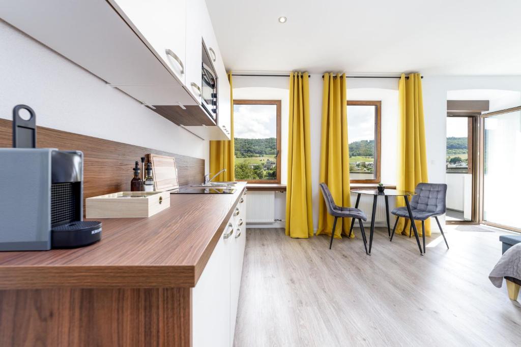Kuchyň nebo kuchyňský kout v ubytování VonMos Moselblick Apartments