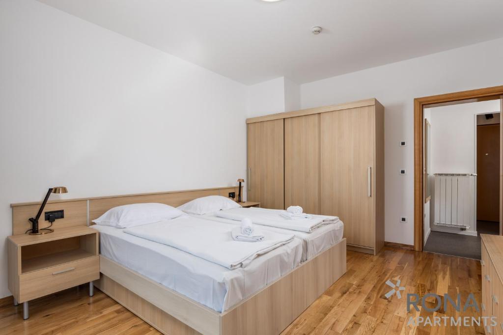 Posteľ alebo postele v izbe v ubytovaní Apartments Rona Erea Icici