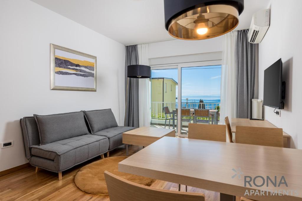 Televízia a/alebo spoločenská miestnosť v ubytovaní Apartments Rona Erea Icici