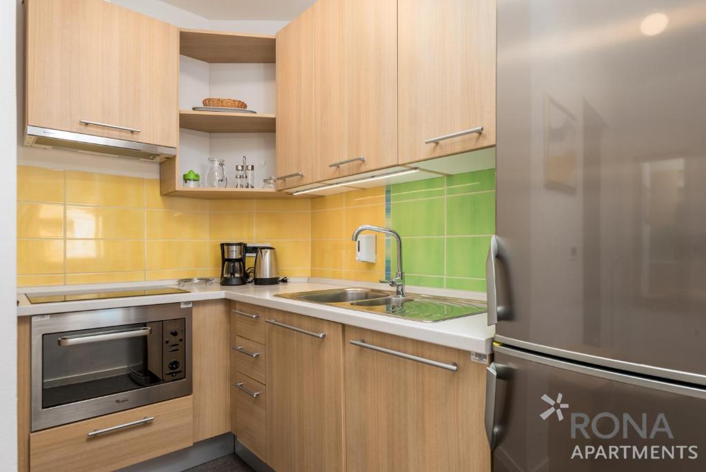Kuchyňa alebo kuchynka v ubytovaní Apartments Rona Erea Icici