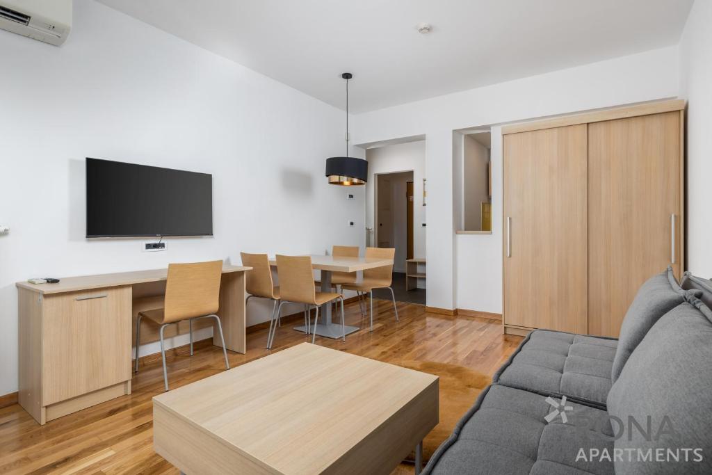 Televízia a/alebo spoločenská miestnosť v ubytovaní Apartments Rona Erea Icici