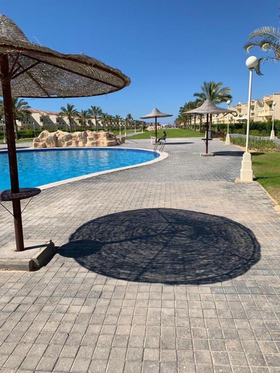 Bazén v ubytování Stella new chalet with garden next to Marassi & El Alamein nebo v jeho okolí