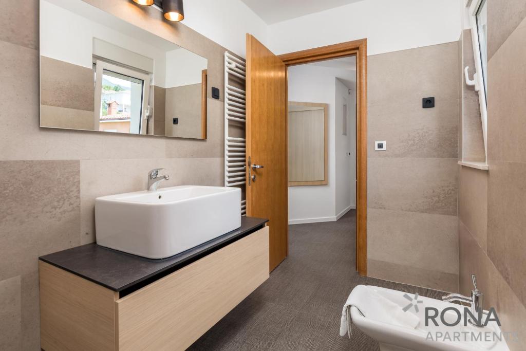 Kúpeľňa v ubytovaní Apartments Rona Erea Icici