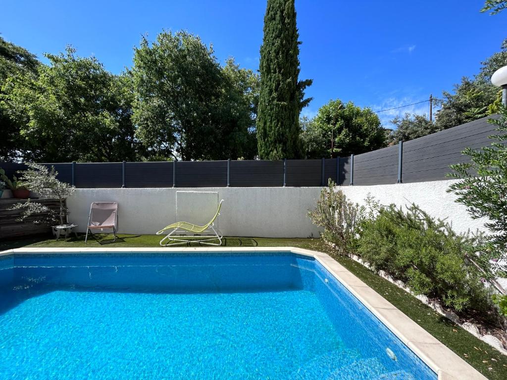 een zwembad in de achtertuin van een huis bij Cosy Studio en résidence privée in Marseille