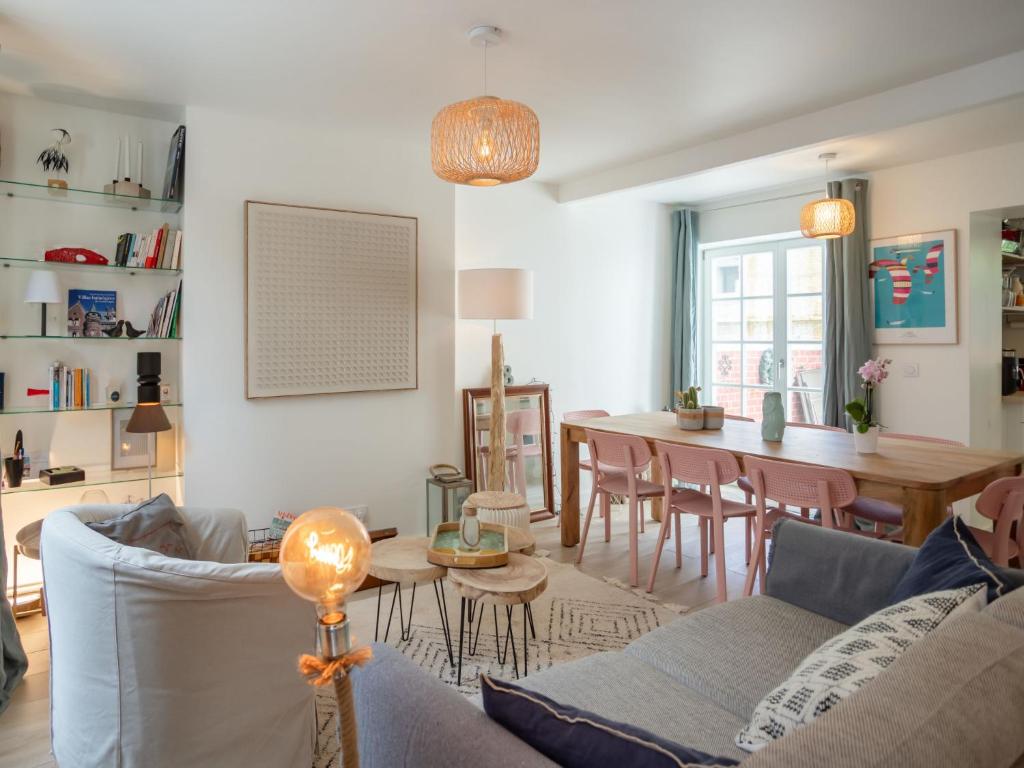 un salon avec un canapé et une table dans l'établissement Holiday Home La Trouvillaise by Interhome, à Trouville-sur-Mer