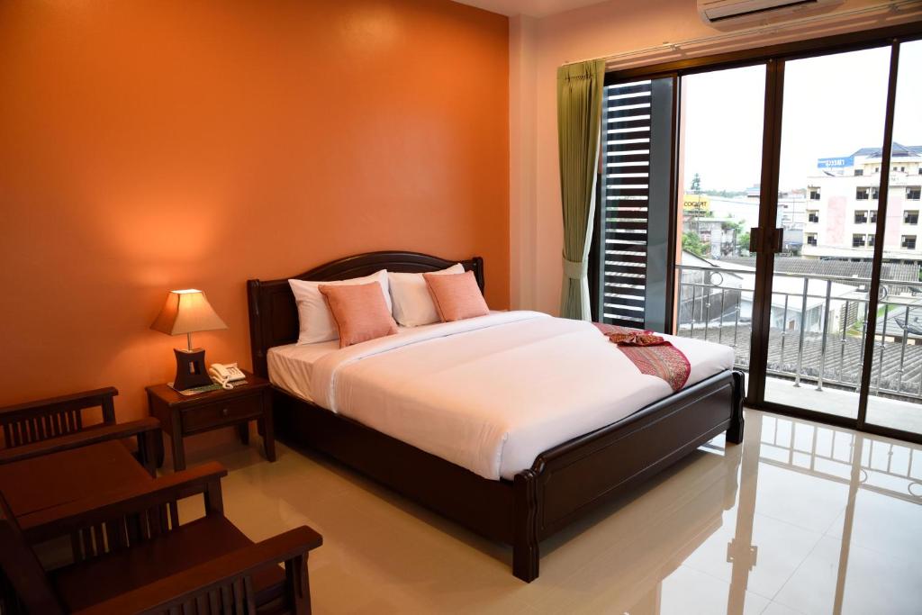 Postel nebo postele na pokoji v ubytování Krabi Phetpailin Hotel