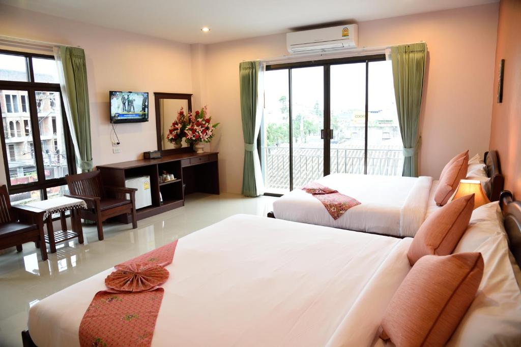 Postel nebo postele na pokoji v ubytování Krabi Phetpailin Hotel