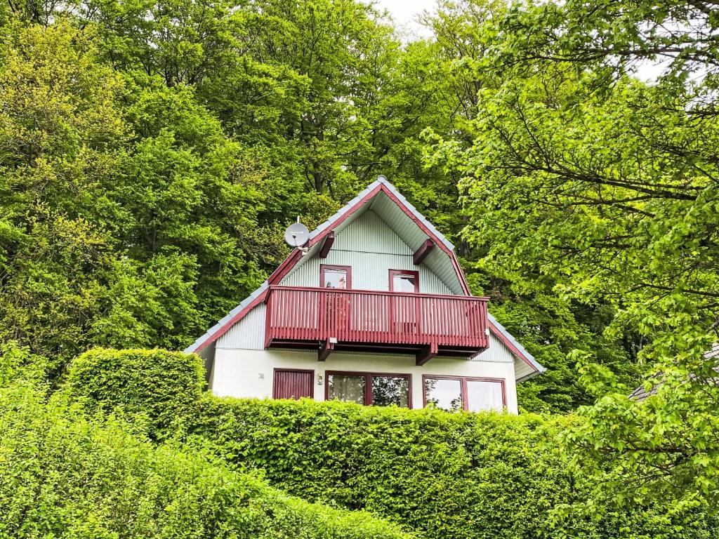 ein Haus mit einem Balkon auf einer Hecke in der Unterkunft Holiday Home LoLa by Interhome in Kirchheim