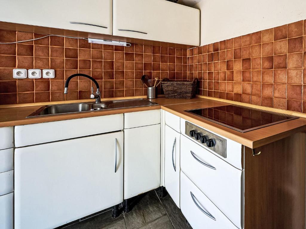 Kuchyň nebo kuchyňský kout v ubytování Holiday Home U sjezdovky by Interhome