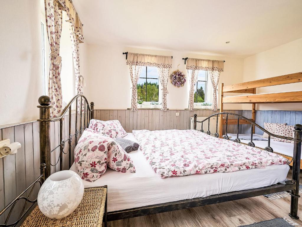 Postel nebo postele na pokoji v ubytování Holiday Home U sjezdovky by Interhome
