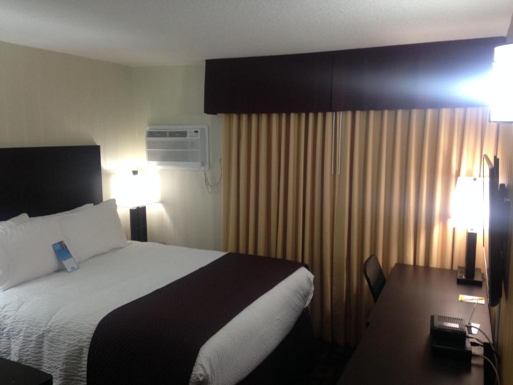 Postel nebo postele na pokoji v ubytování Days Inn by Wyndham Sylvan Lake