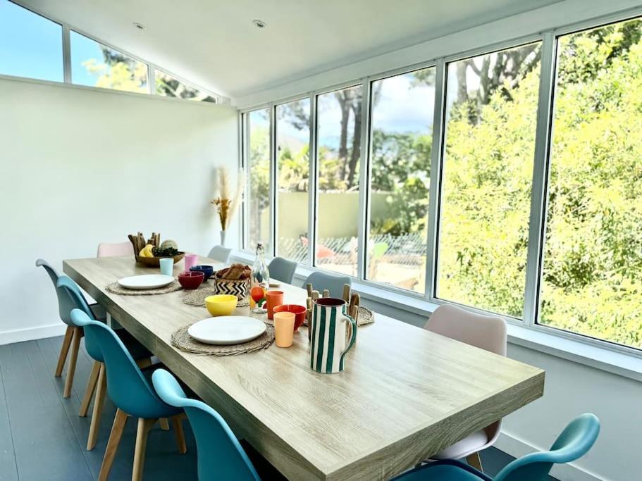 une salle à manger avec une table et des chaises en bois dans l'établissement Villa Pomponnette, à La Baule