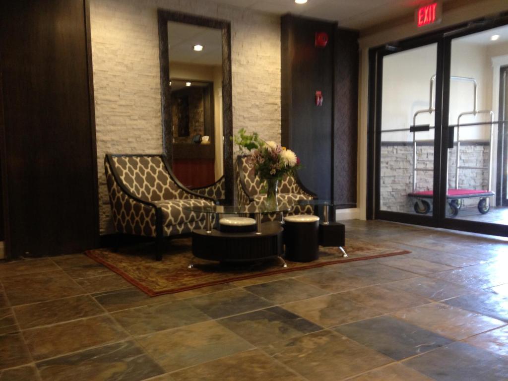 Posezení v ubytování Days Inn by Wyndham Sylvan Lake