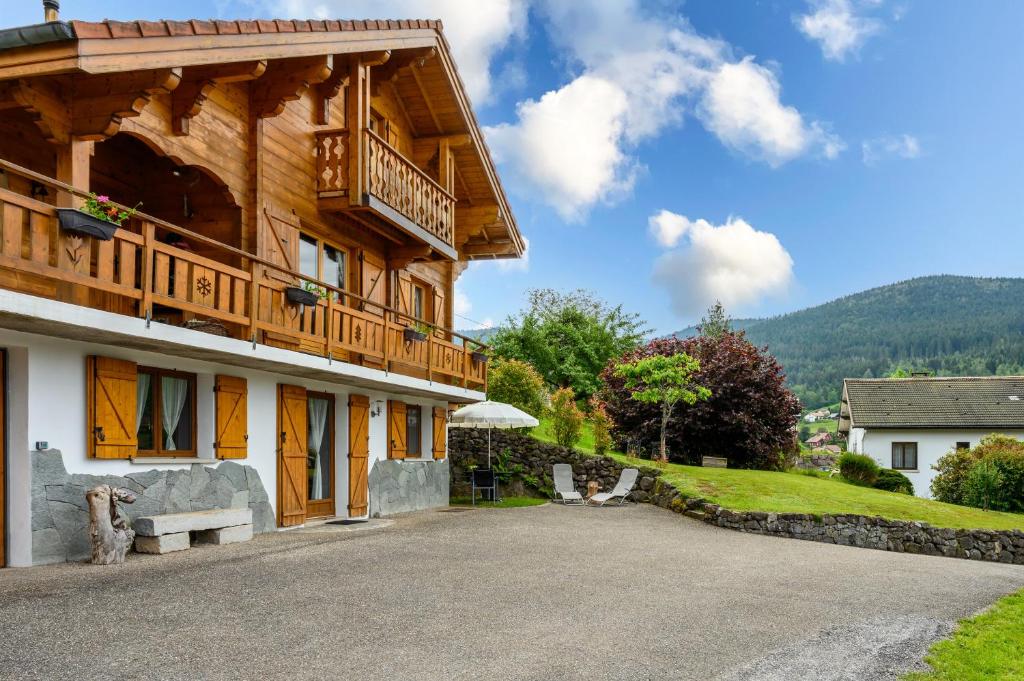 a house with a balcony on the side of it at Chalet La Sportive in Cornimont