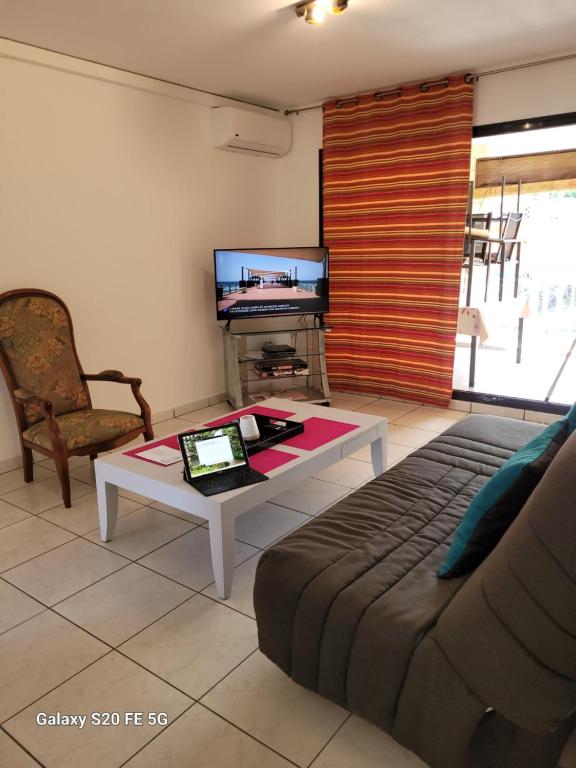 TV a/nebo společenská místnost v ubytování Côte ouest - Appartement F3
