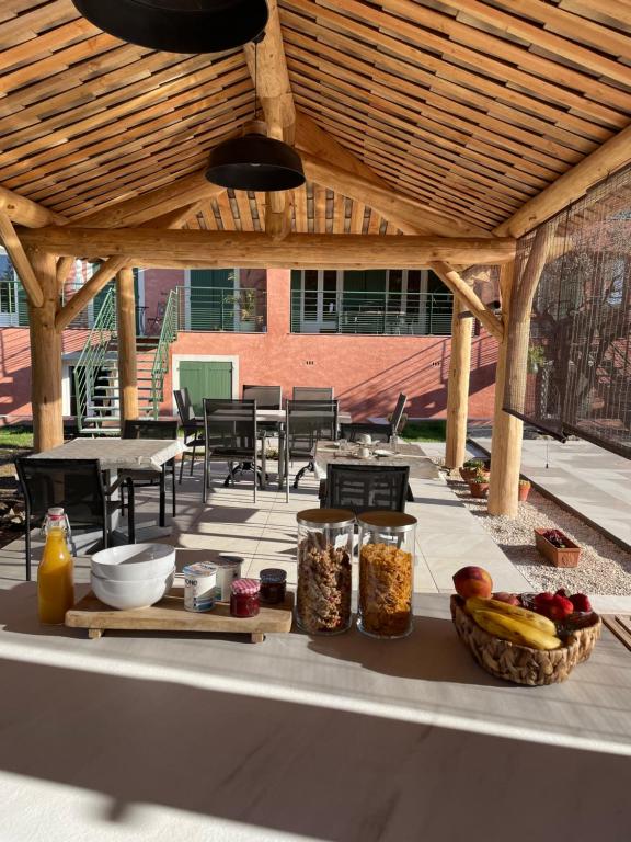 - une table avec de la nourriture au-dessus d'une terrasse dans l'établissement Casa de Lyu, à Mirabel-aux-Baronnies