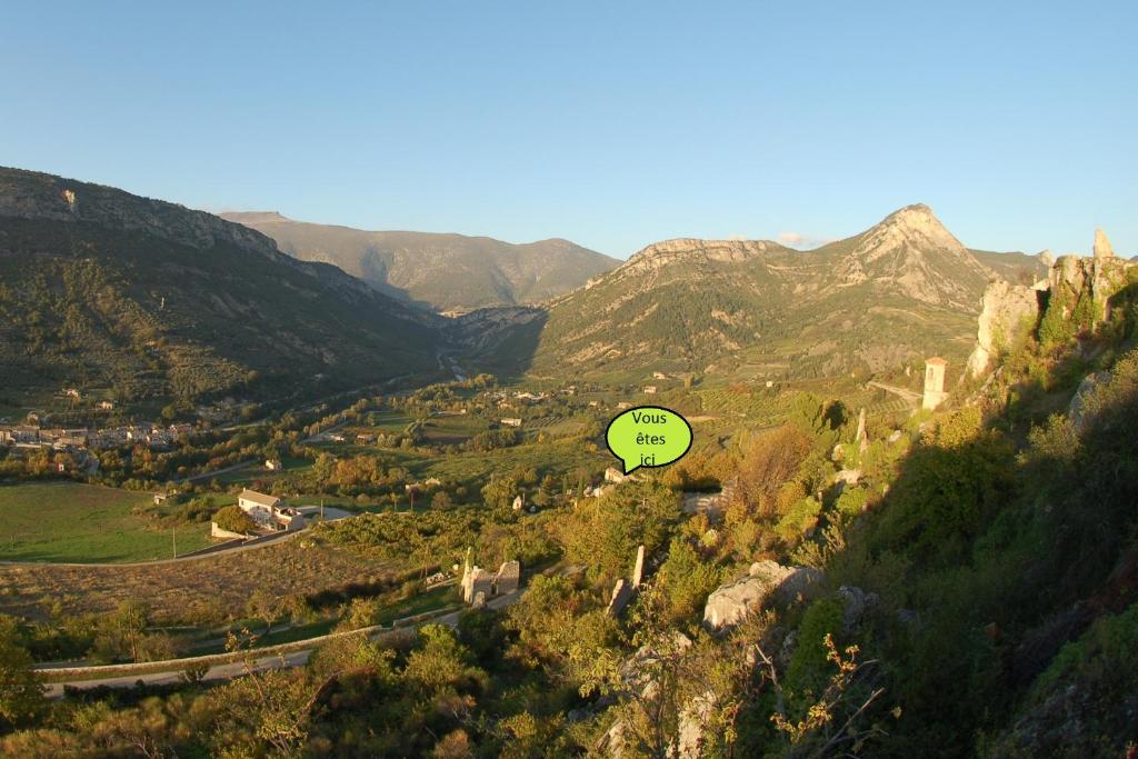 un panneau vert sur le flanc d'une montagne dans l'établissement La Fontaine, à Sahune