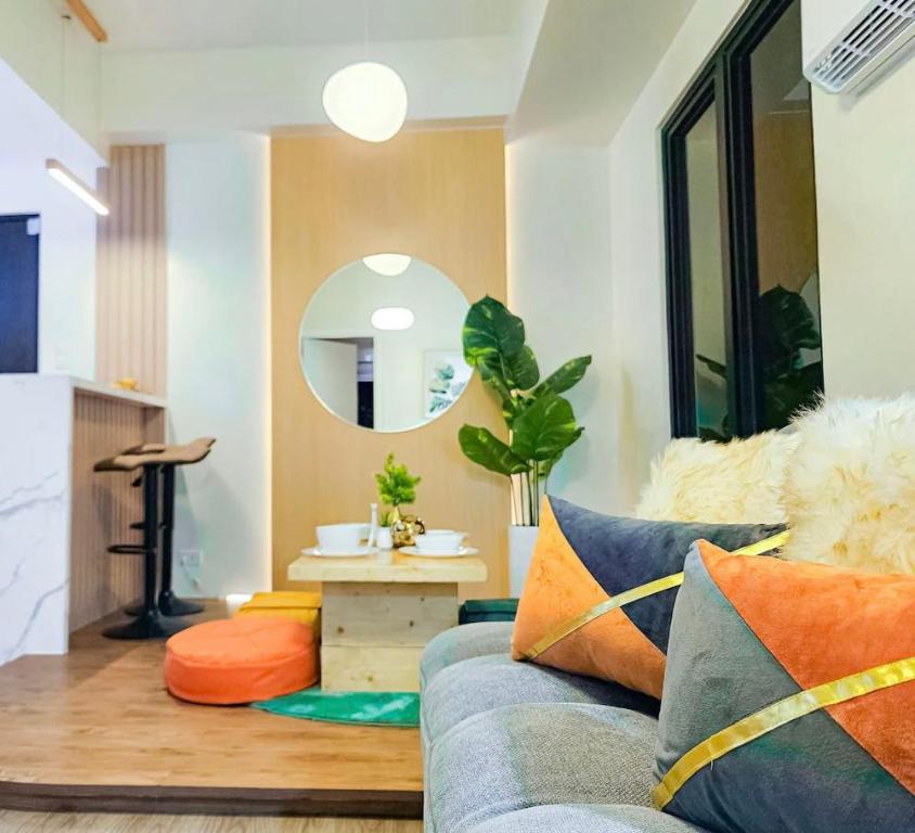 Posezení v ubytování Cebu City SPACIOUS 1BR Condo HighView IT Park with POOL and NETFLIX