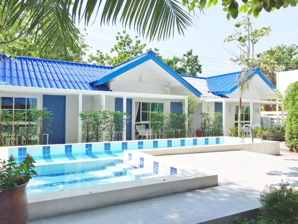 een huis met een zwembad ervoor bij Zea Za Bungalow in Hua Hin