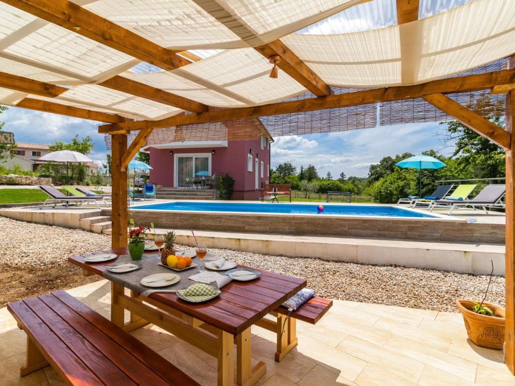 Bazén v ubytovaní Holiday Home Villa May by Interhome alebo v jeho blízkosti