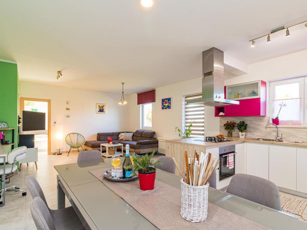 Kuchyňa alebo kuchynka v ubytovaní Holiday Home Villa May by Interhome