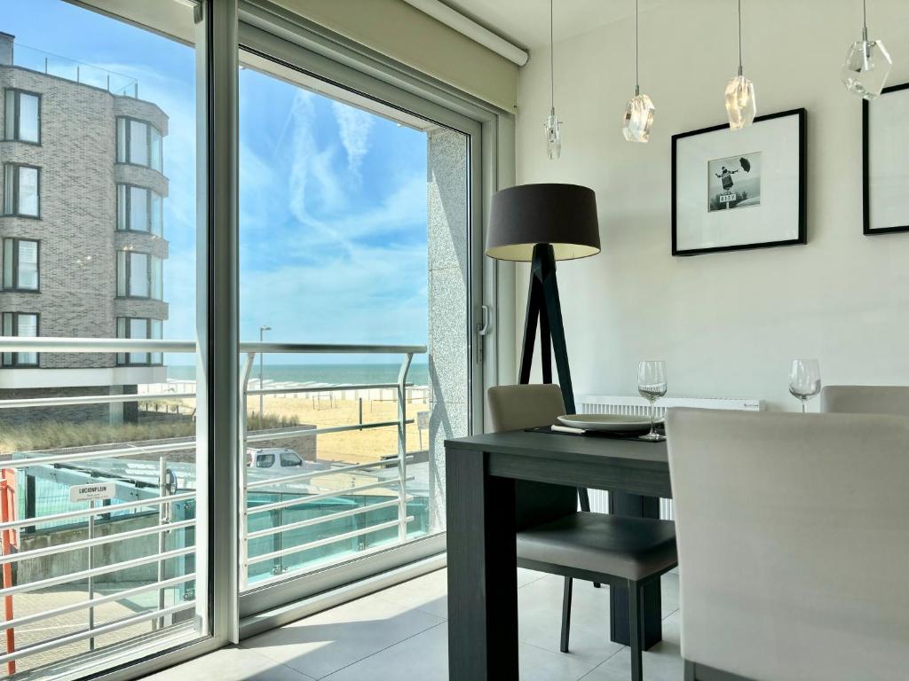 科克赛德La Croisette 0102的一个带书桌和大窗户的办公室