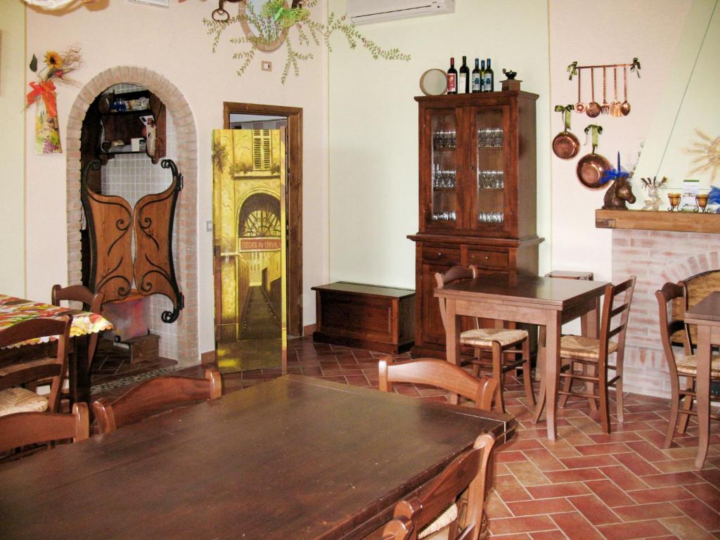 Restauracja lub miejsce do jedzenia w obiekcie Apartment Casanuova - Vecchia Cucina - LAI132 by Interhome