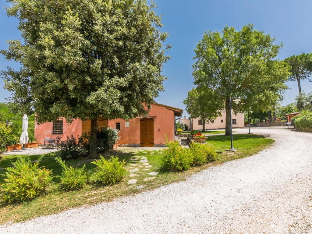 Vonkajšia záhrada v ubytovaní Holiday Home Francigena-3 by Interhome