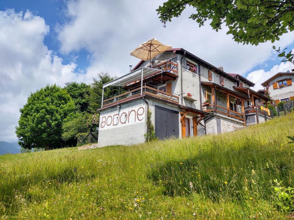 Το κτήριο όπου στεγάζεται  το διαμέρισμα