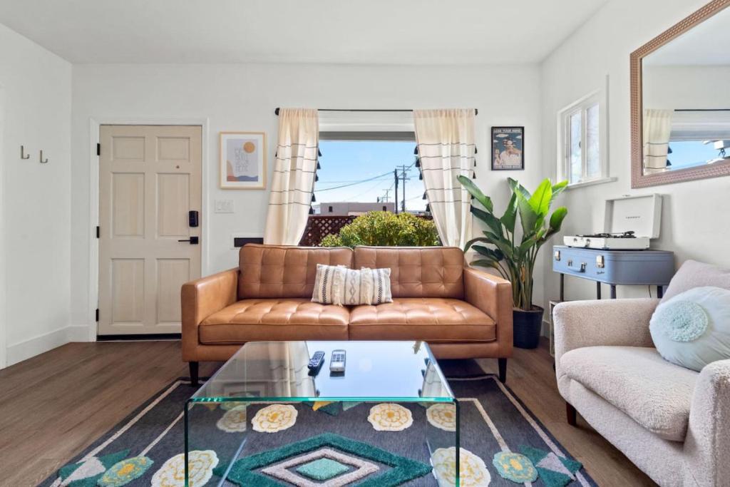 ein Wohnzimmer mit einer Couch und einem Couchtisch in der Unterkunft North Park Boho Bungalow by Rather Be Properties in San Diego