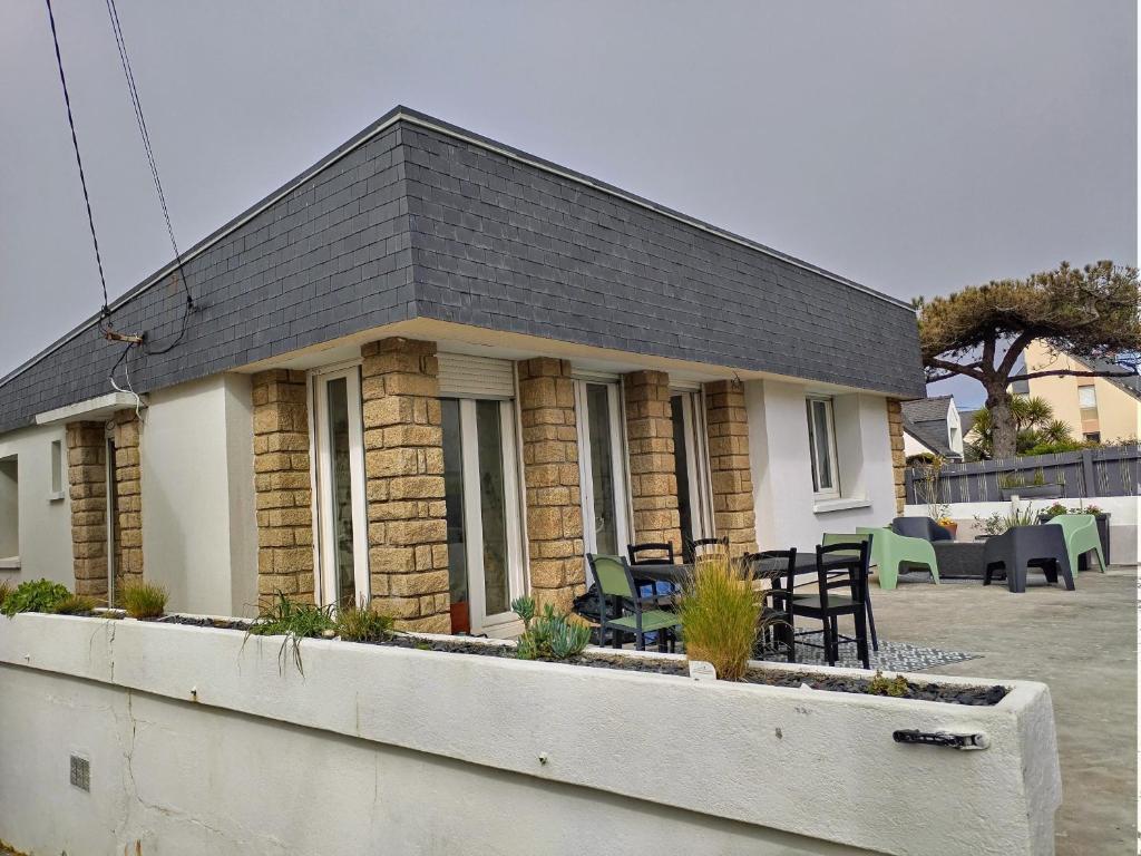 une maison avec une table et des chaises devant dans l'établissement Bord de mer, à Ploemeur