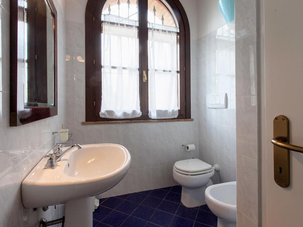 Kúpeľňa v ubytovaní Holiday Home Le Palaie - 'Pizzeria' - PEC207 by Interhome