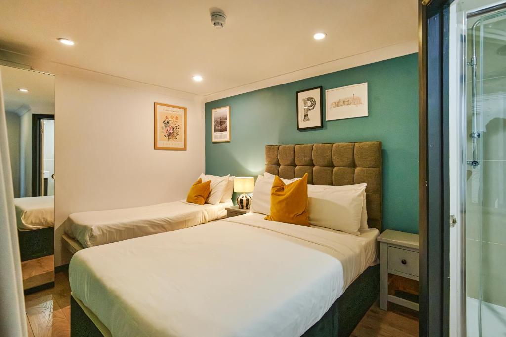 Postel nebo postele na pokoji v ubytování Huttons Hotel, Victoria London
