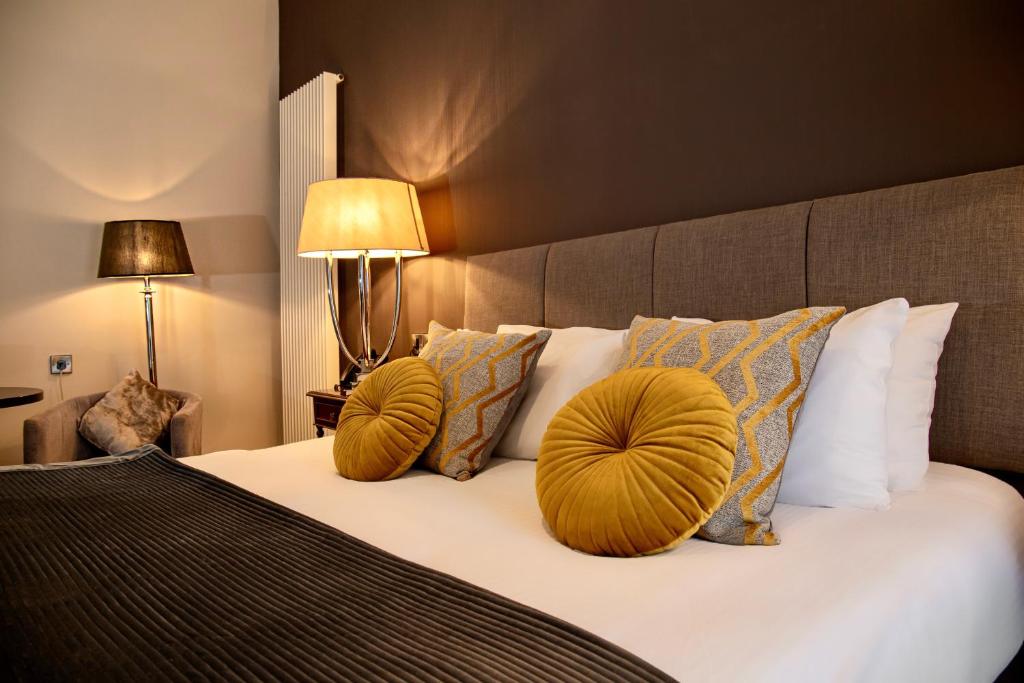 エニスキレンにあるThe Enniskillen Hotel and Motelのベッドルーム1室(黄色い枕2つ付)