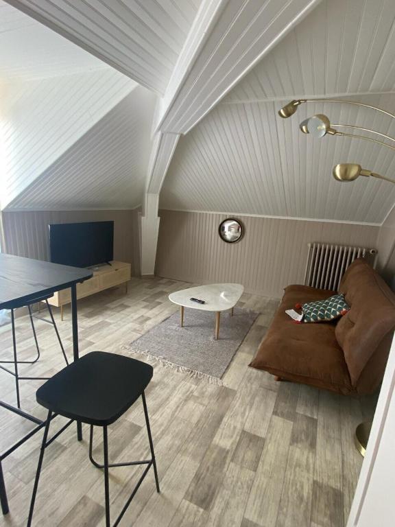 un salon avec un canapé et une table dans l'établissement Grand appartement T2 Samois - Rickhoss Home, à Samois-sur-Seine