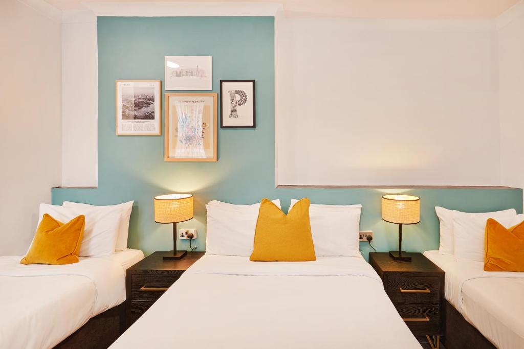 Postel nebo postele na pokoji v ubytování Huttons Hotel, Victoria London