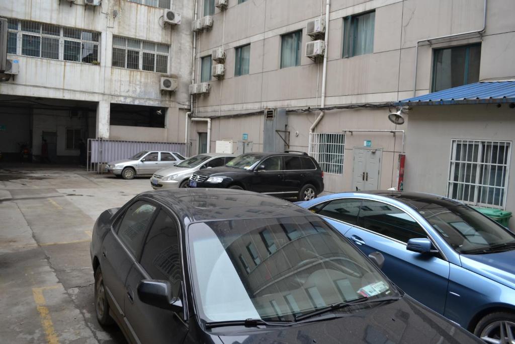 um grupo de carros estacionados num parque de estacionamento em Jinjiang Inn Wuhan Hankou Raiway Station em Wuhan