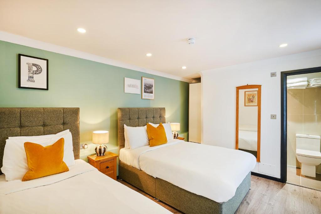 Postel nebo postele na pokoji v ubytování Huttons Hotel, Victoria London